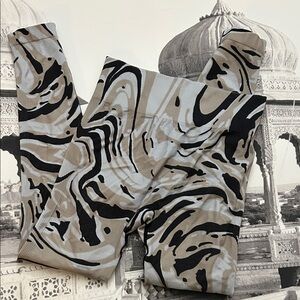 Elegant Swirl Pattern Women's Leggings